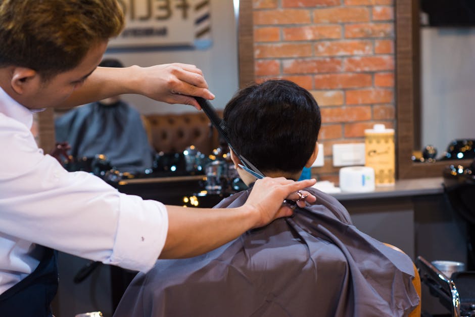 Barbier présentant à un client des photos avant-après de ses réalisations afin de mettre en valeur son savoir-faire et rassurer sur la qualité des prestations.