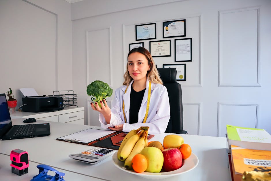 Consultation entre un nutritionniste et un patient dans un cabinet moderne, mettant en avant une approche professionnelle et personnalisée en nutrition.un Nutritioniste a besoin d’un site professionnel