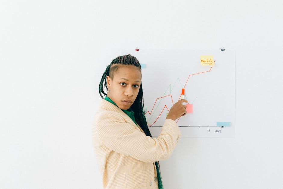 Gérant de salle de sport travaillant sur un ordinateur pour mettre à jour les informations de son site internet dans un bureau moderne.importance d’un site internet pour salle de sport